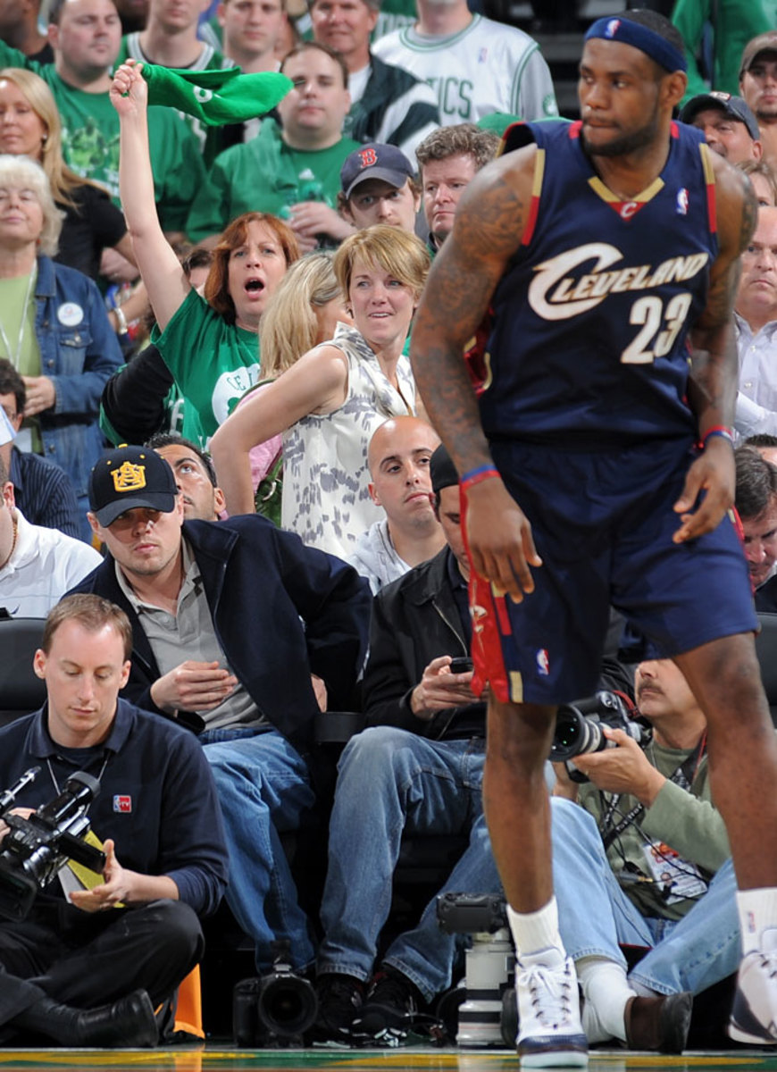2008-0508-Leonardo-DiCaprio-LeBron-James-Celtics-game.jpg