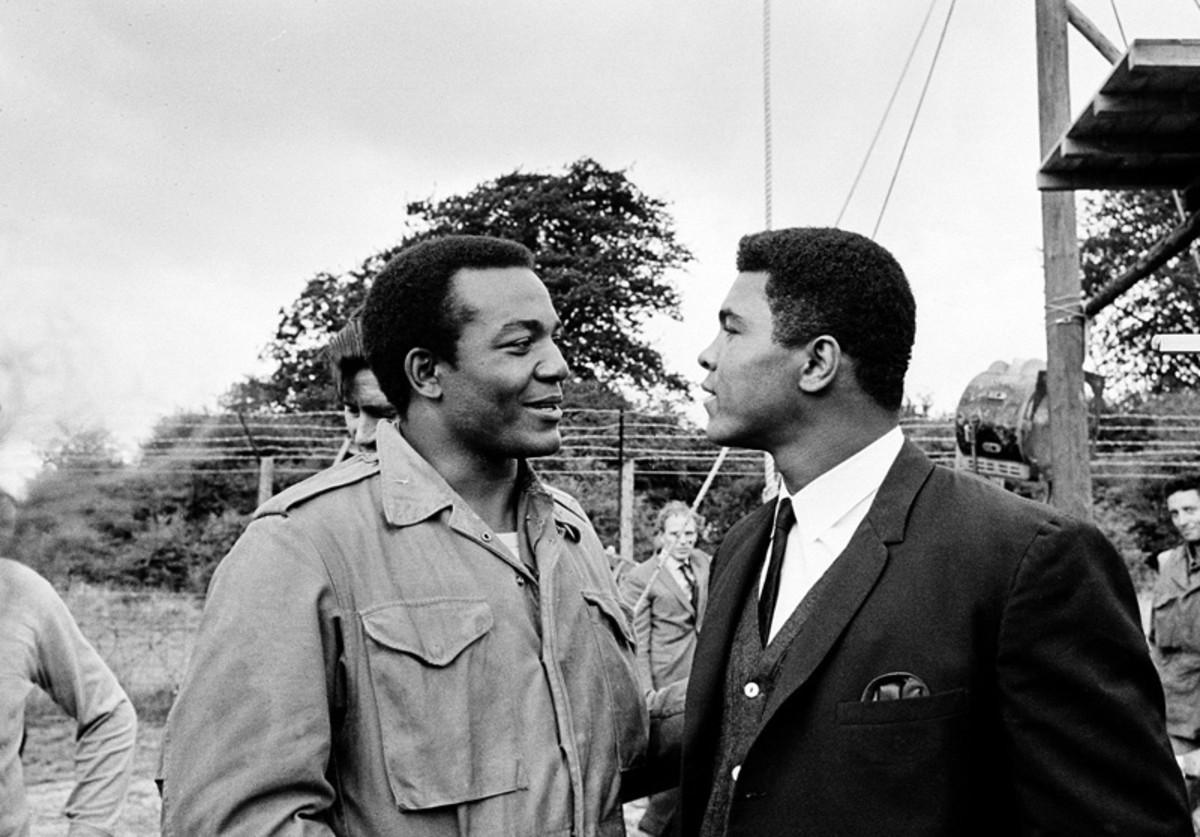 Brown (l.) got a visit from Muhammad Ali while filming in England.  (AP Photo)