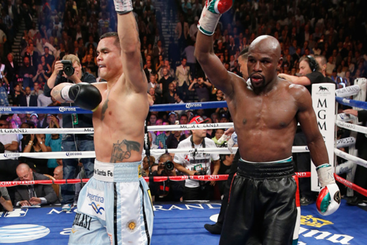Marcos Maidana (left) felt his loss to Floyd Mayweather was an 'injustice.' (Eric Jamison/AP)