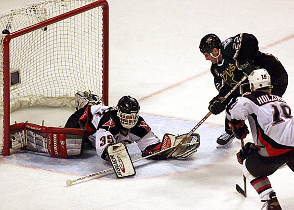 Brett Hull scores the infamous foot in the crease goal vs. Buffalo in the 1999 Stanley Cup Final.