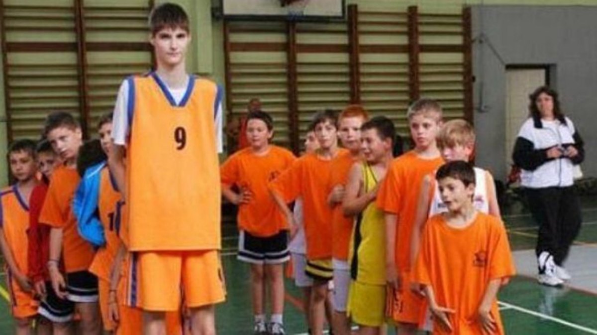 7'4" Romanian basketball player Robert Bobroczky is just 13 years old