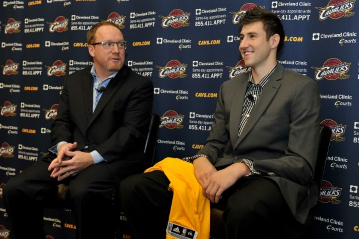 David Griffin was the Cavs' director of player personal when they drafted Sergey Larasov. (David Liam Kyle/NBAE via Getty Images)