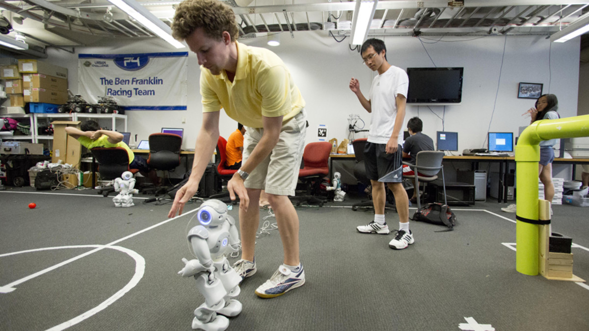 Роботы играют в футбол. Робот играет. Malenkiy roboti igrayut v footbol. Робот спасатель для соревнований ROBOCUP.