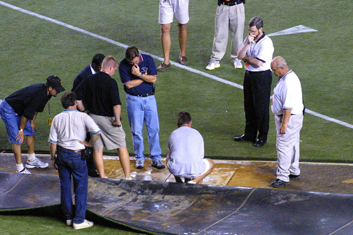 turf-veterans-stadium-bad-turf-2001.jpg