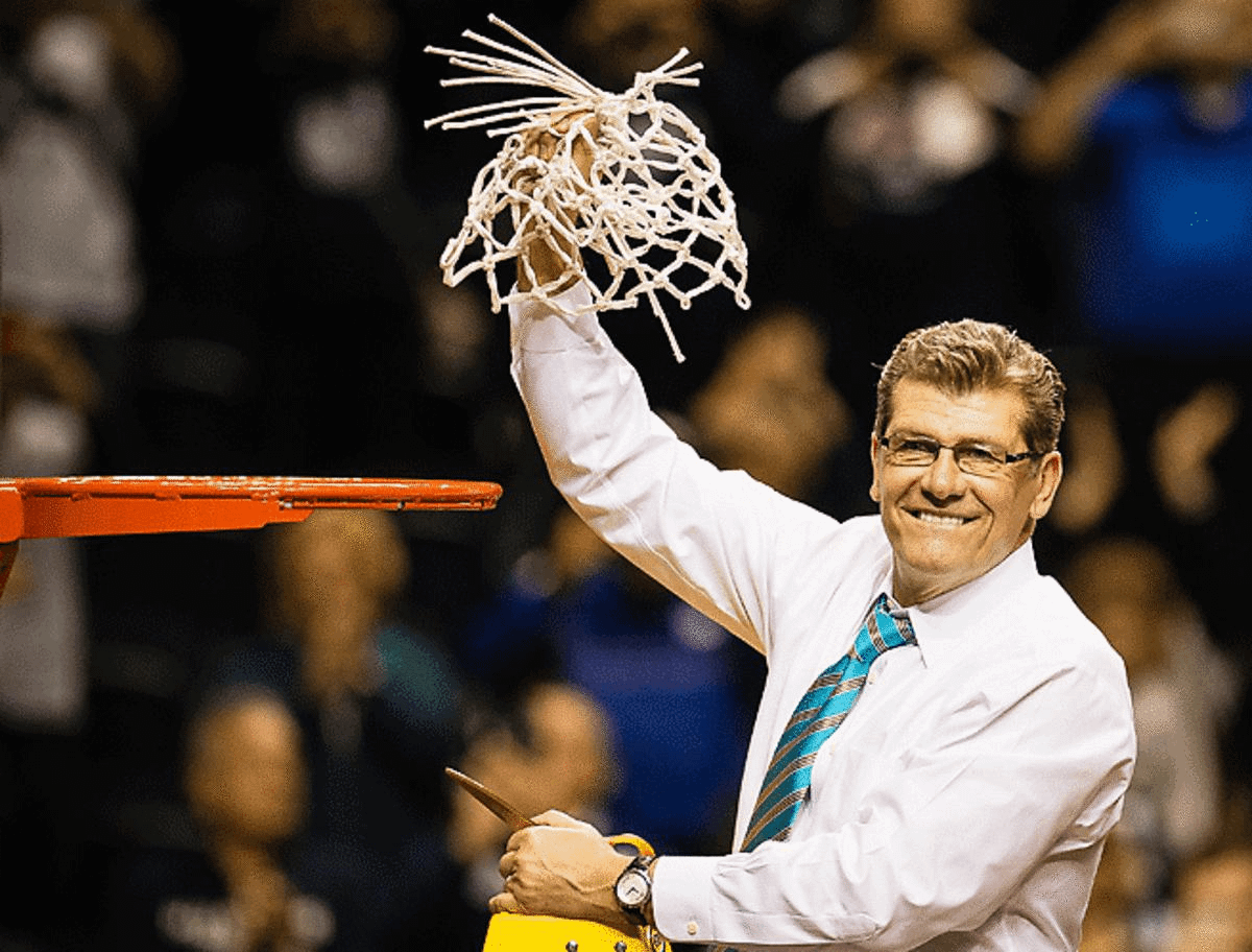 UConn's Geno Auriemma kept his undefeated record in title games after his team throttled Notre Dame.