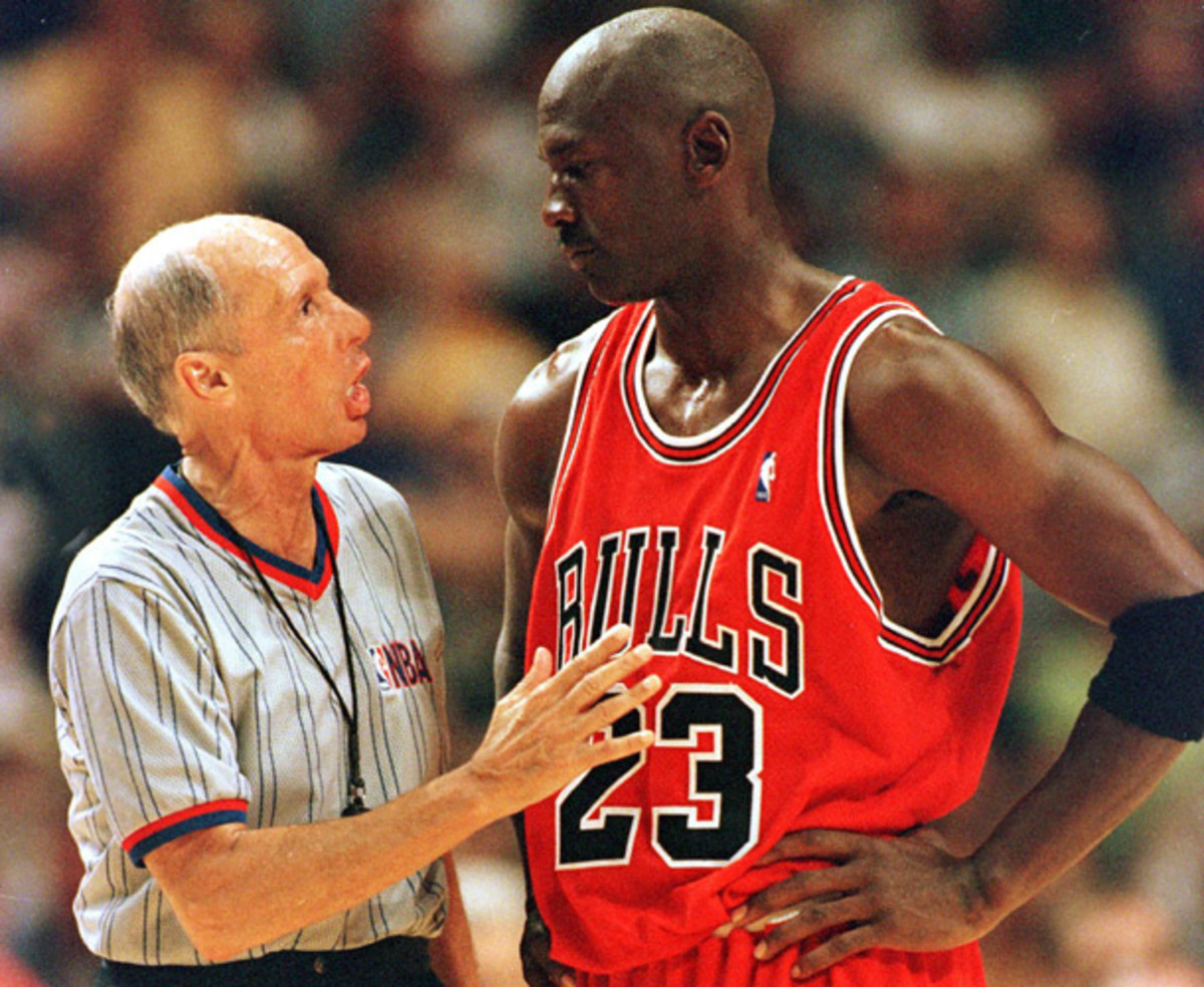 Bavetta speaks with Michael Jordan. (Vincent Laforet/ALLSPORT)