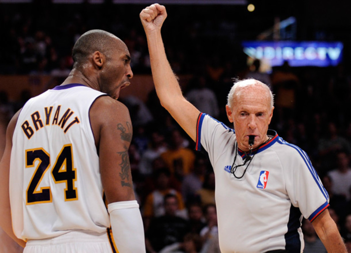 Bavetta feels the wrath of Kobe during a 2009 Lakers-Thunder game. (AP/Mark Terrill)