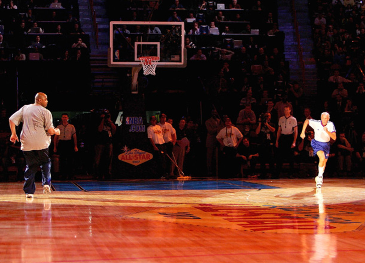 Bavetta and Barkley compete to see who's faster at the 2007 NBA All-Star Weekend. (Jed Jacobsohn/Getty Images)