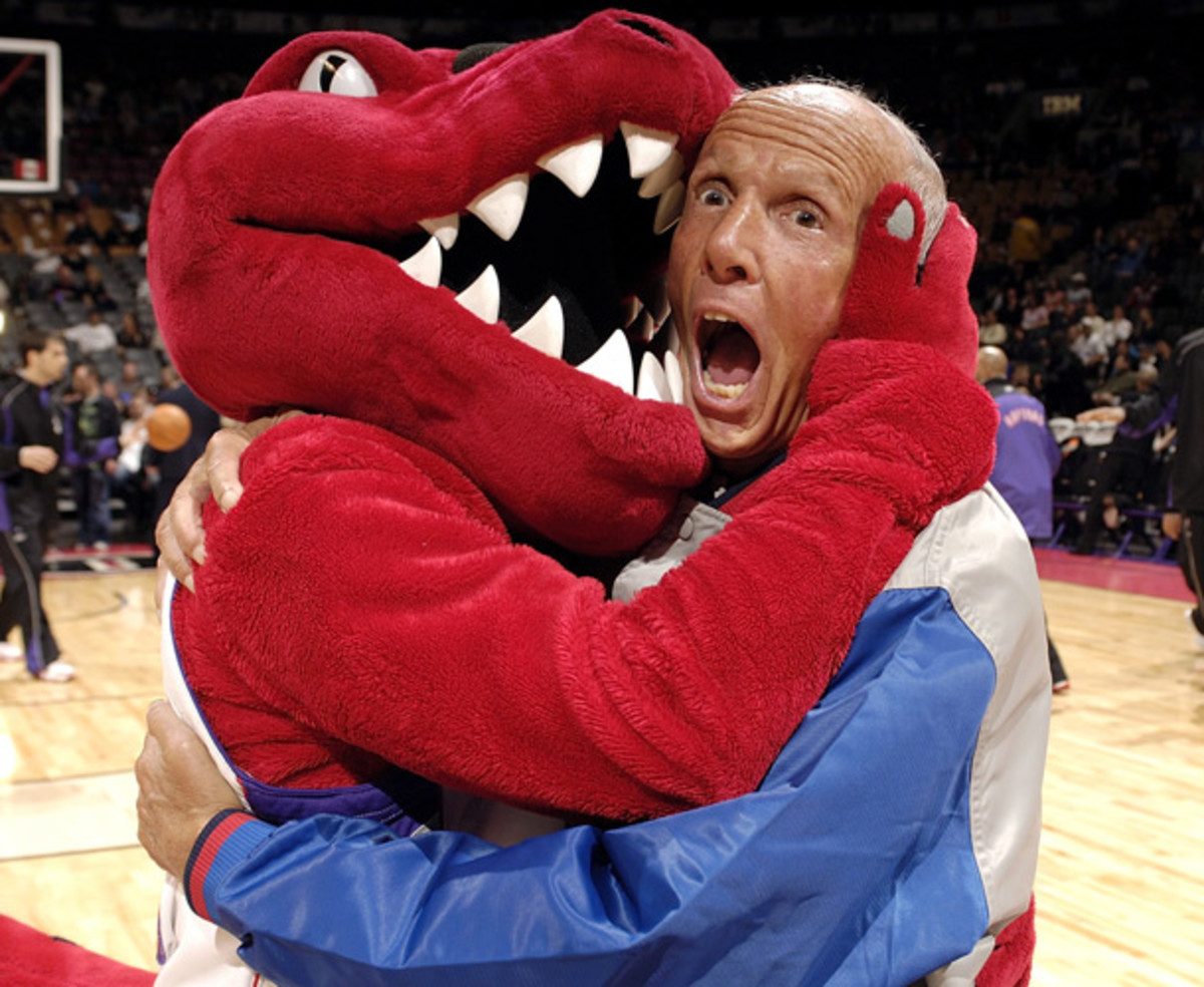Dick Bavetta and The Raptor in 2006. (Ron Turenne/NBAE via Getty Images)