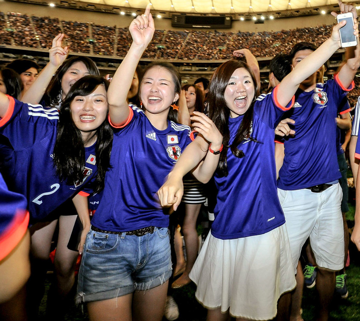 japan-female-fans.jpg