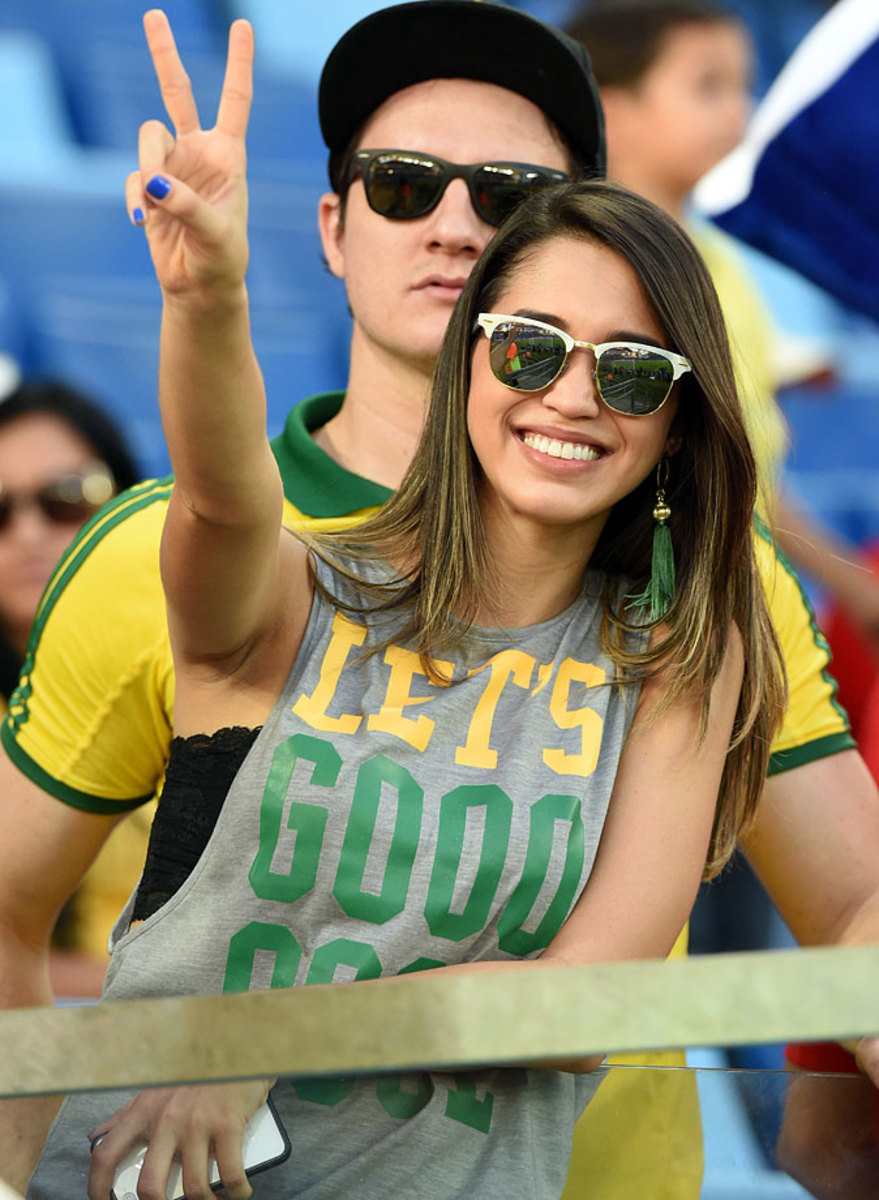australia-female-fan.jpg
