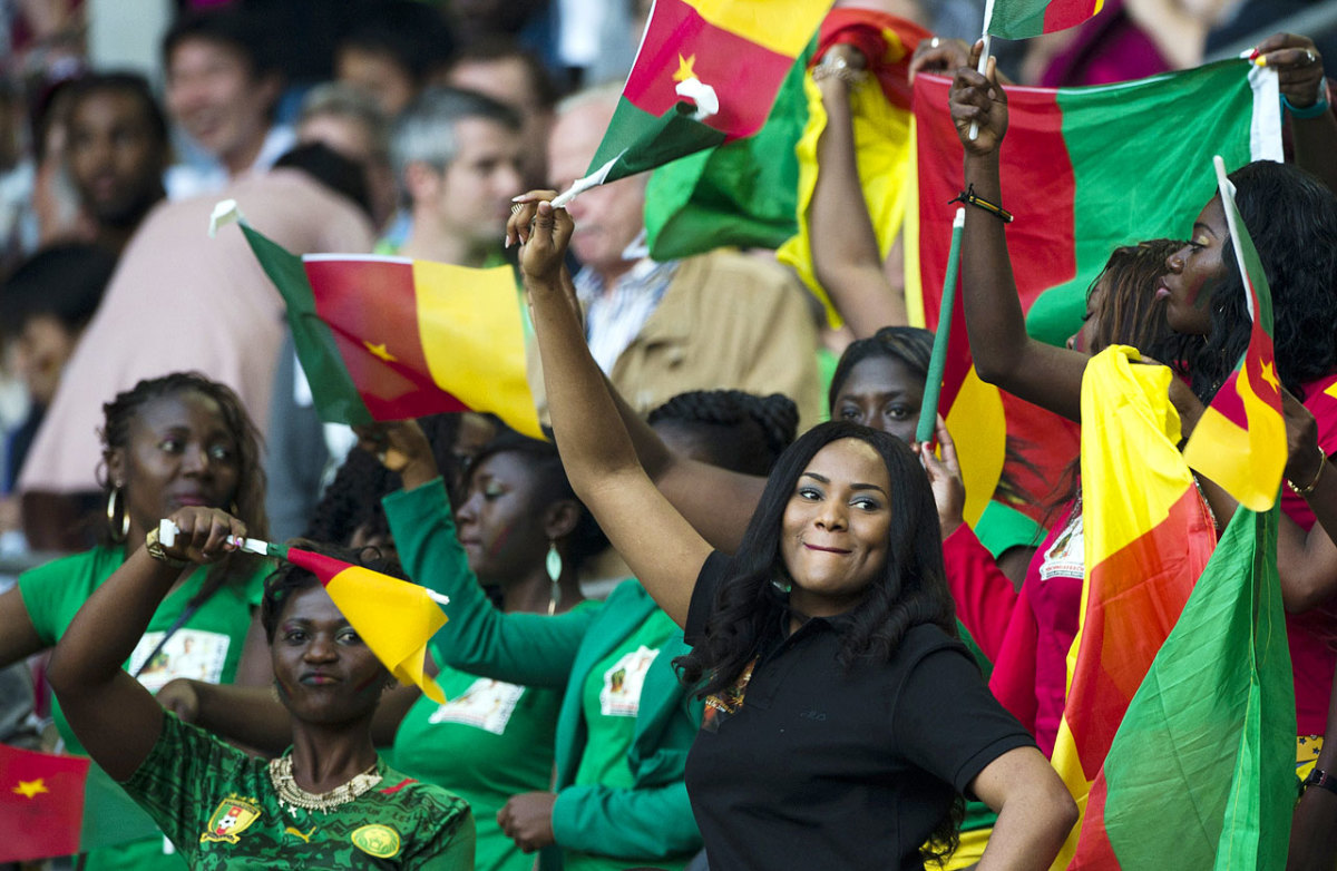 cameroon-female-fans.jpg