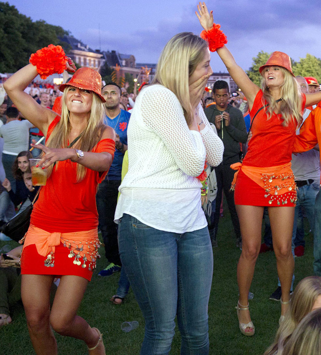 netherlands-female-fans.jpg