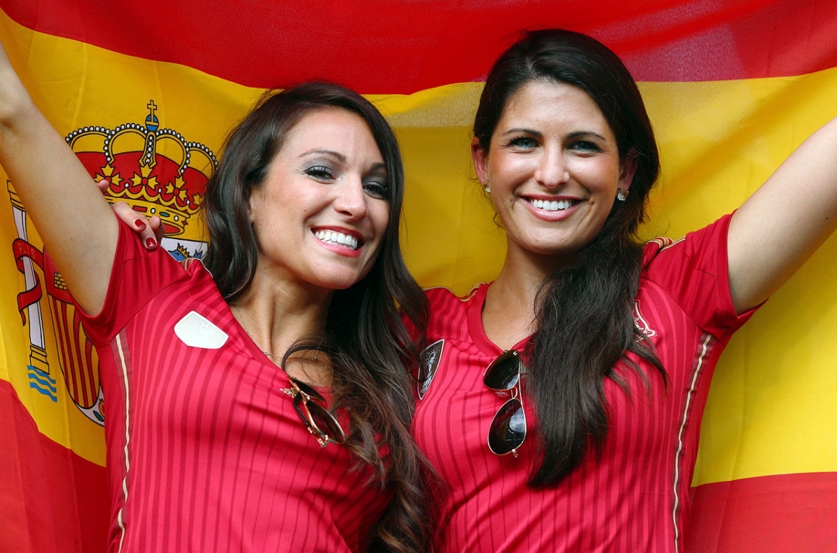 spain-female-fans.jpg