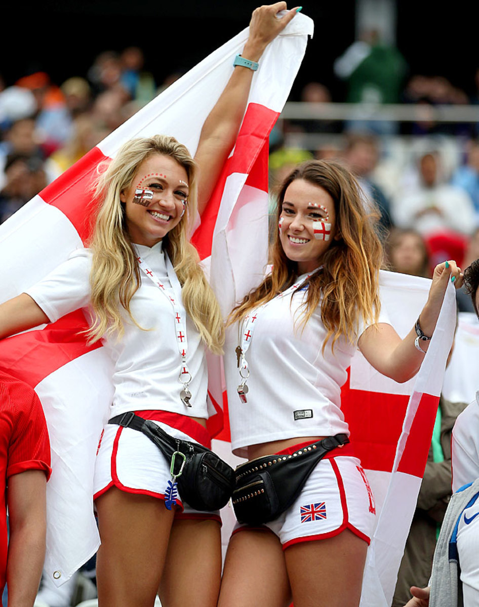 england-female-fans.jpg