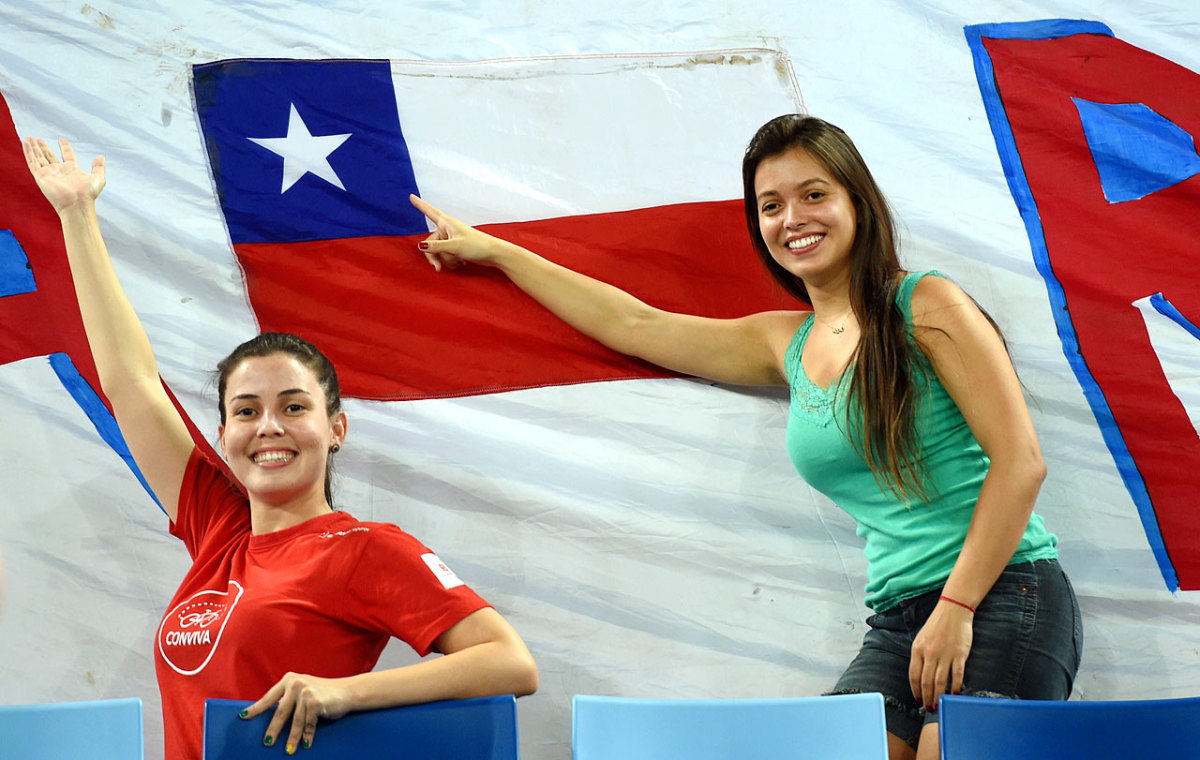 chile-female-fans.jpg
