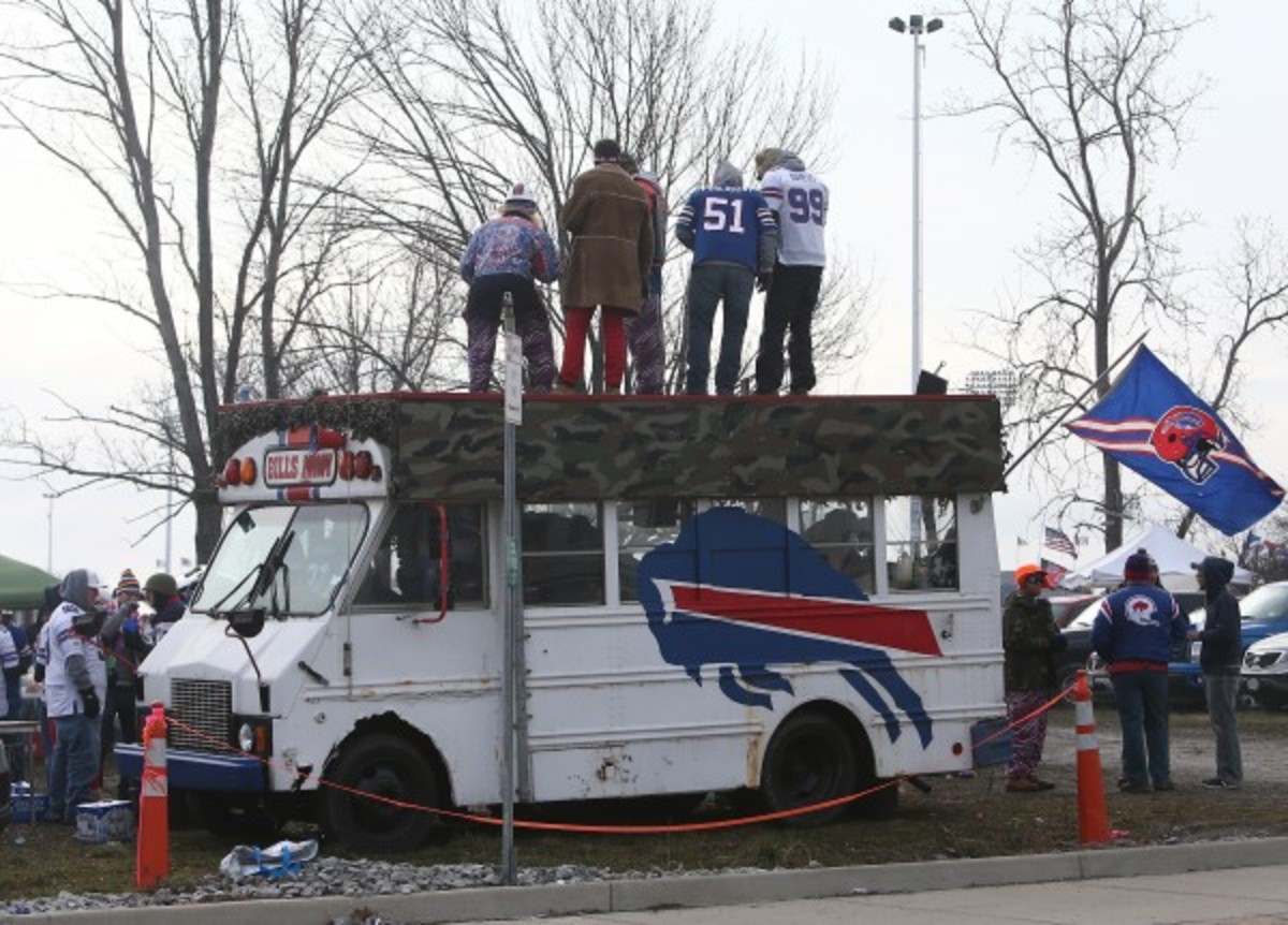 Bills fans were reportedly supposed to receive text messages from the team only three to five texts per week for a period of 12 months. (Tom Szczerbowski/Getty Images)