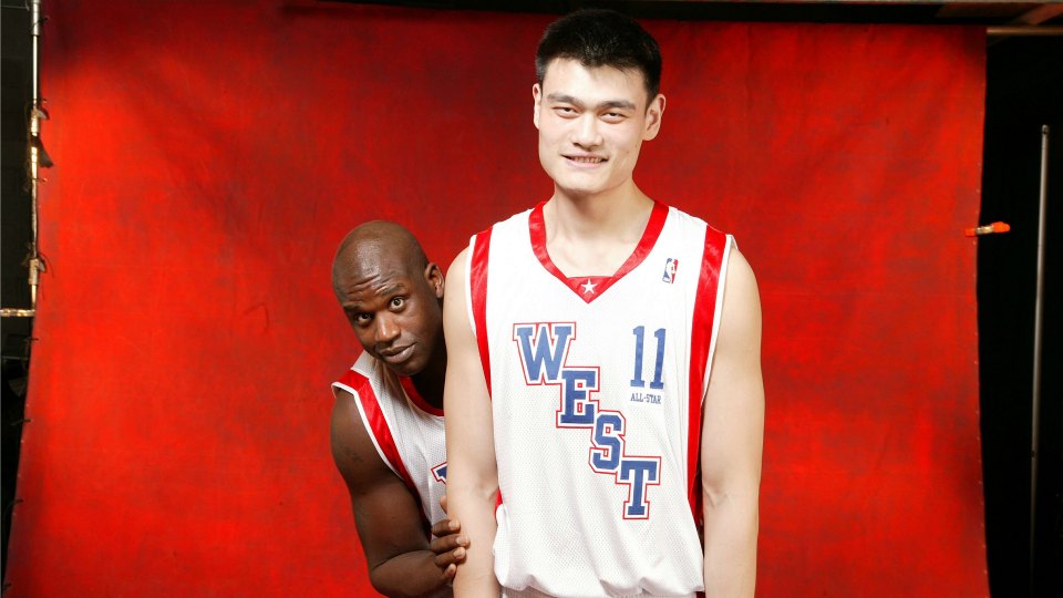 Shaq looks small next to Yao Ming - Sports Illustrated