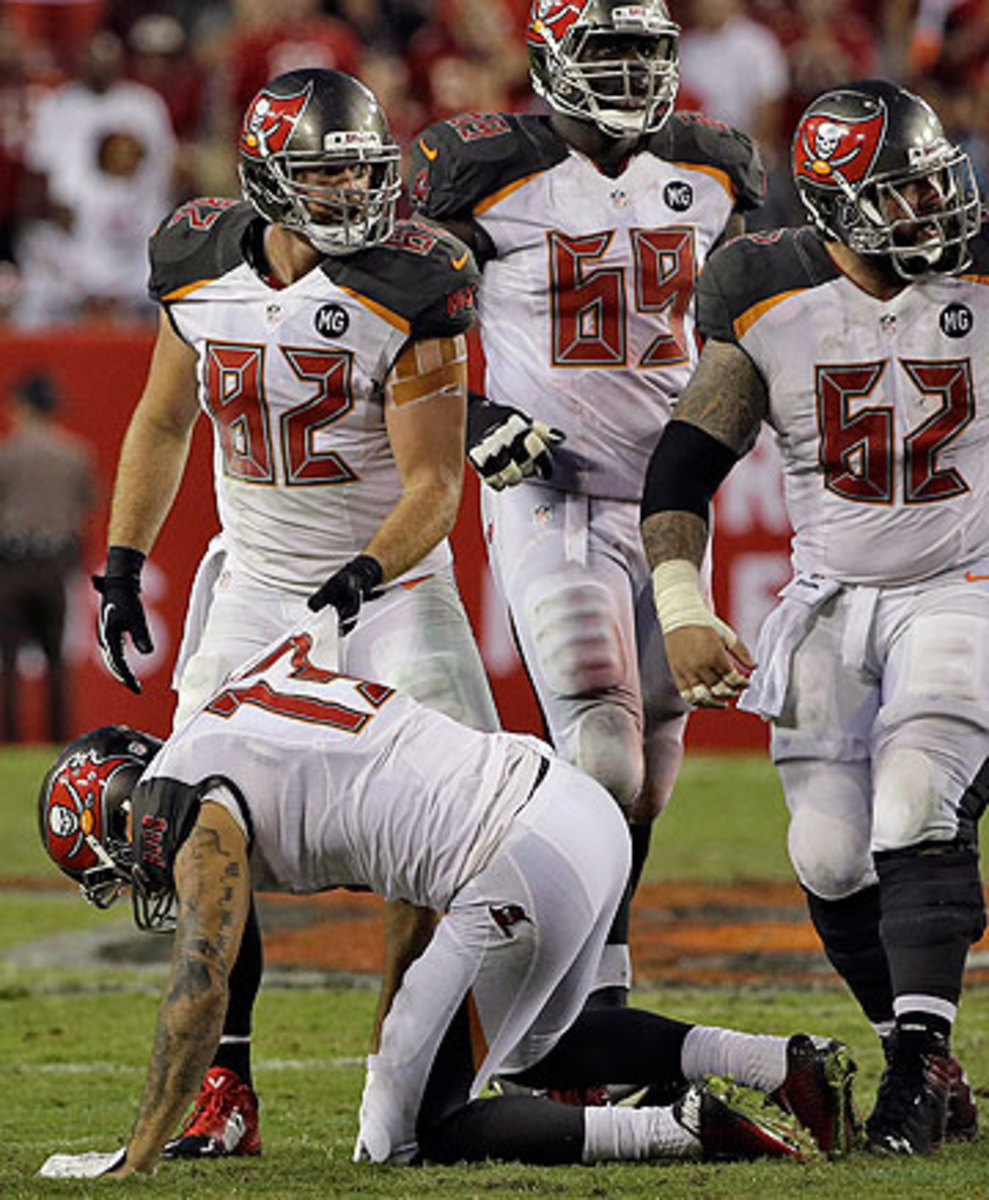 Mike Evans' injury in the final seconds cost the Bucs a shot at attempting a game-winning field goal. (Chris O'Meara/AP)