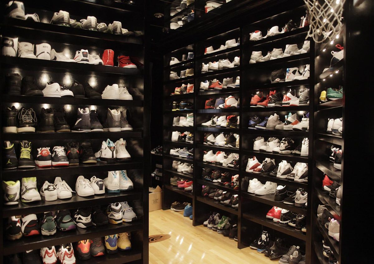 Магазины большой мужской обуви. Коллекция кроссовок. Огромная коллекция кроссовок. Кроссовки много. Домашняя коллекция кроссовок.