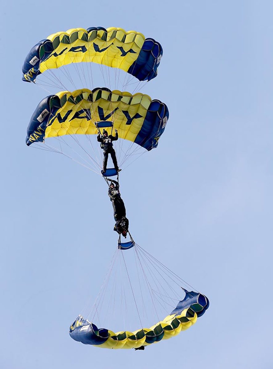 navy-parachute-501131378_master.jpg