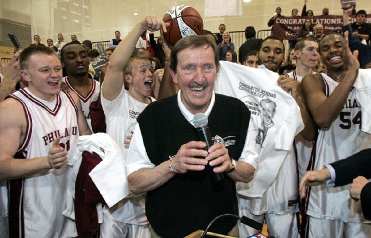 Magee celebrates career win No. 829 with his players in 2007.