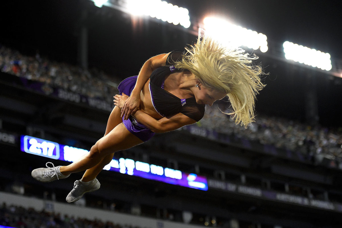 Baltimore-Ravens-cheerleaders-AP_272503431129.jpg