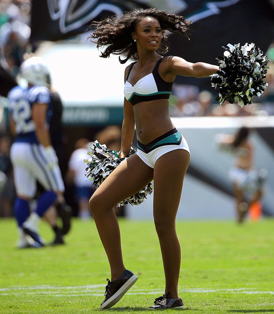 Philadelphia-Eagles-cheerleaders-AP_316766467639.jpg
