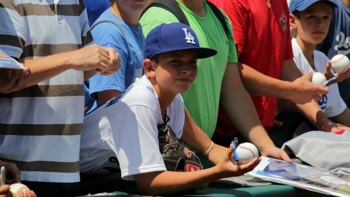 Los Angeles Dodgers fan handed foul ball, throws it away Sports