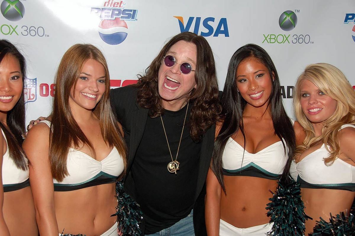 2007-0813-Ozzy-Osbourne-Philadelphia-Eagles-cheerleaders.jpg