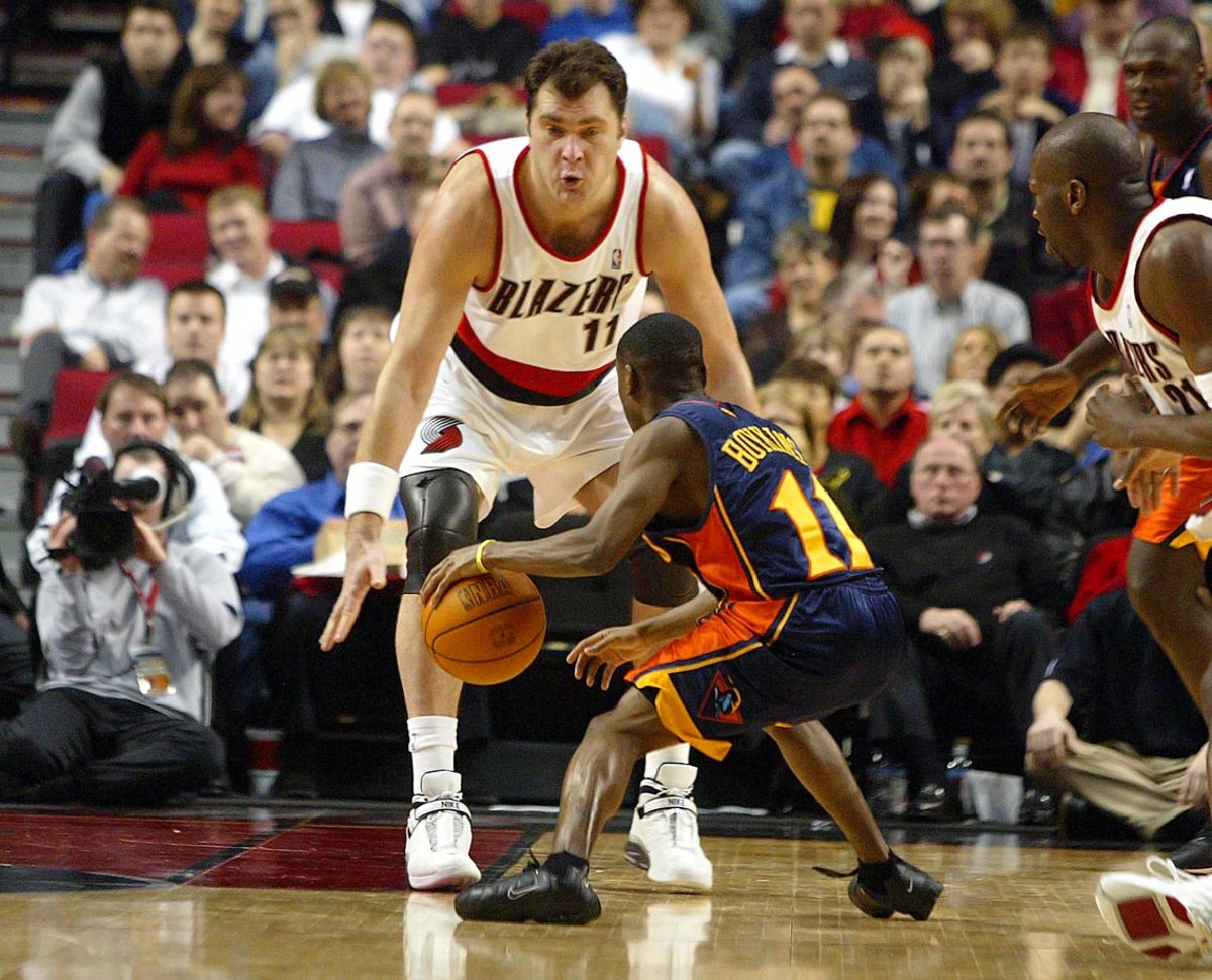 Shaq looks small next to Yao Ming - Sports Illustrated