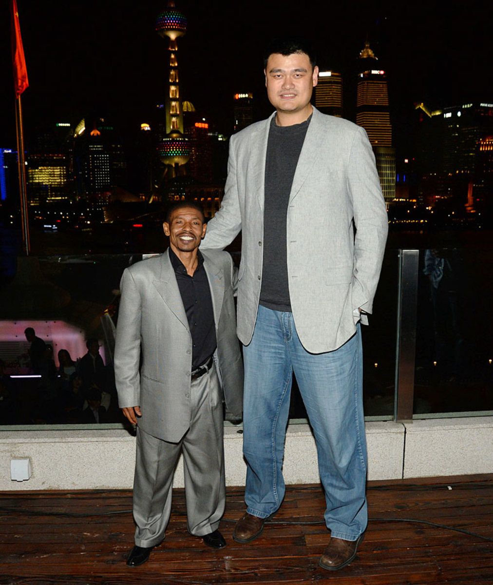 Shaq Looks Small Next To Yao Ming - Sports Illustrated