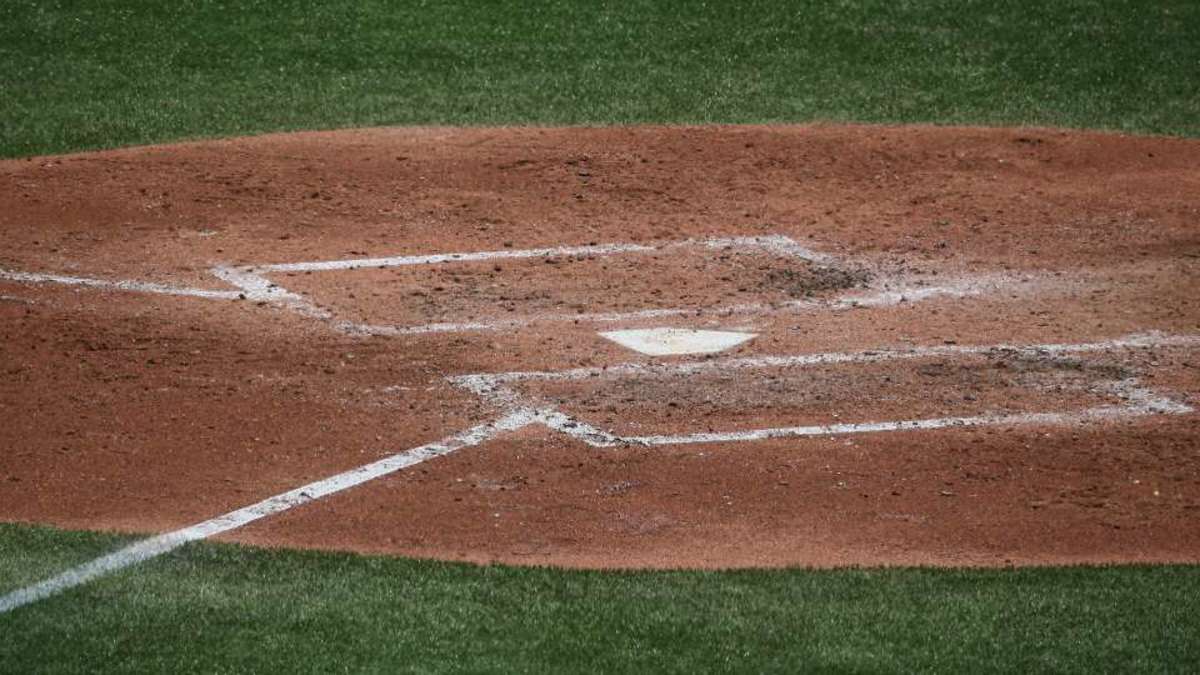 Japanese high school baseball player's crazy, dancing atbat Sports