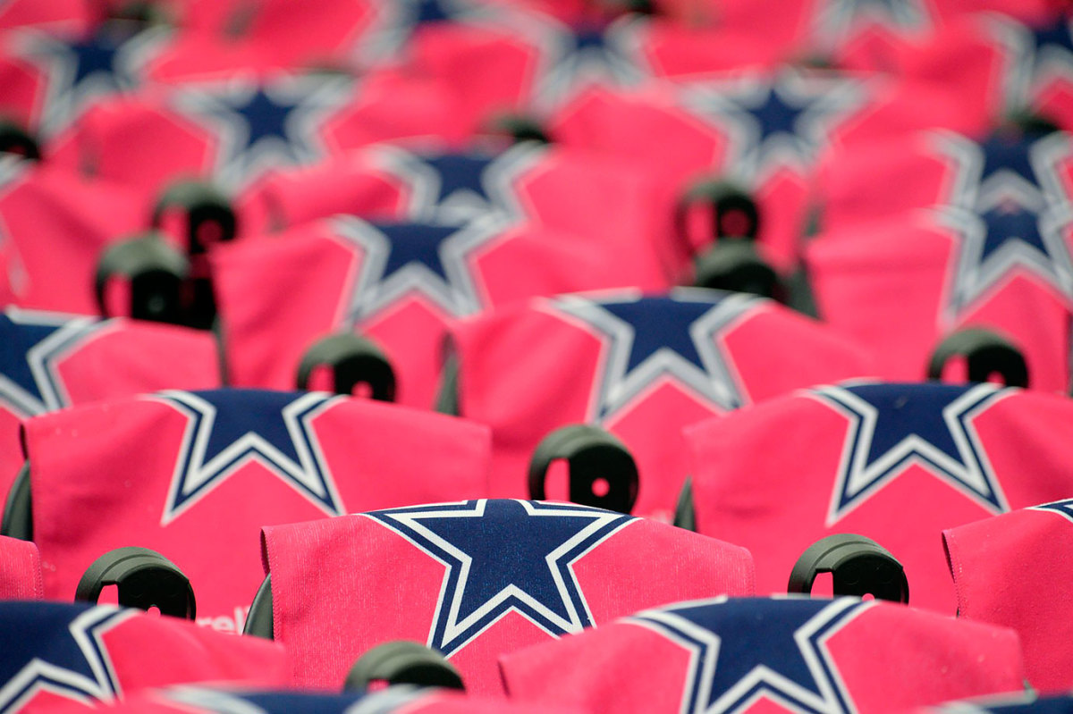 2015-NFL-Pink-October-rally-towels-X160016_TK1_029.jpg