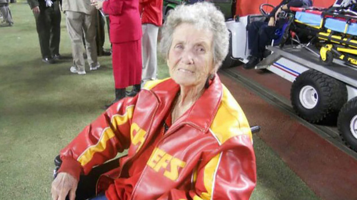 Cleveland Browns receiver Dwayne Bowe attends funeral of Chiefs