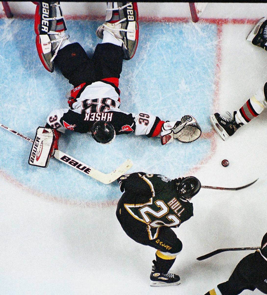 1999-Stanley-Cup-Final-Brett-Hull-Dominik-Hasek.jpg