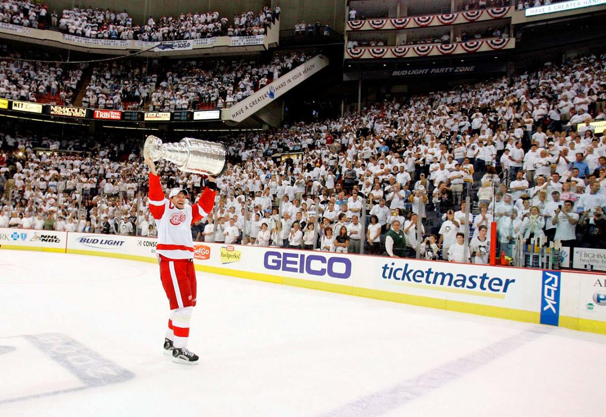 2008-nicklas-lidstrom-stanley-cup.jpg