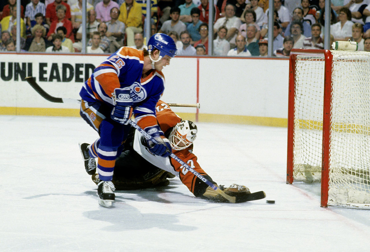 1987-mike-krushelnyski-ron-hextall-079007125.jpg