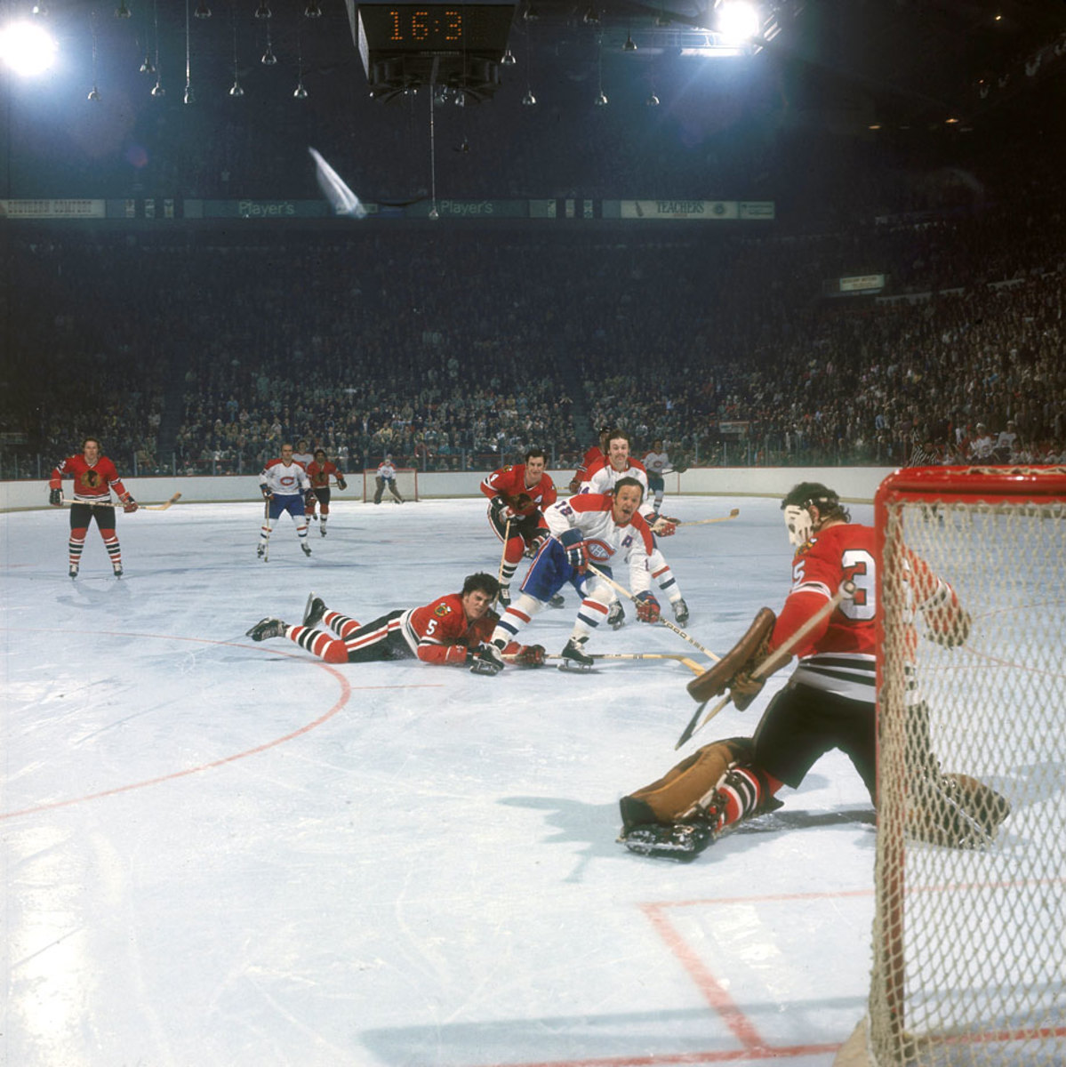 1973-yvan-cournoyer-tony-esposito-079091845.jpg