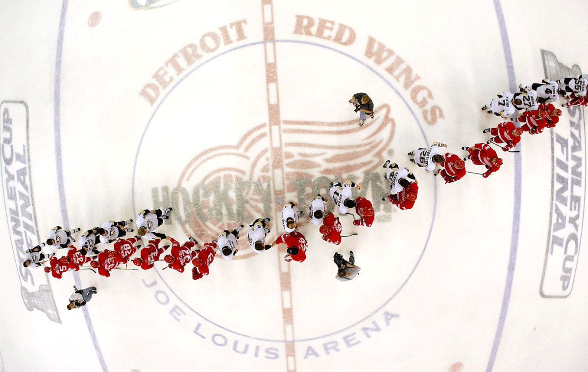 2009-red-wings-penguins-hand-shake-line.jpg
