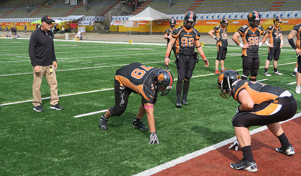 Joe Bommarito spent much of the season helping coach the offensive lineman. (Jenny Vrentas/The MMQB)