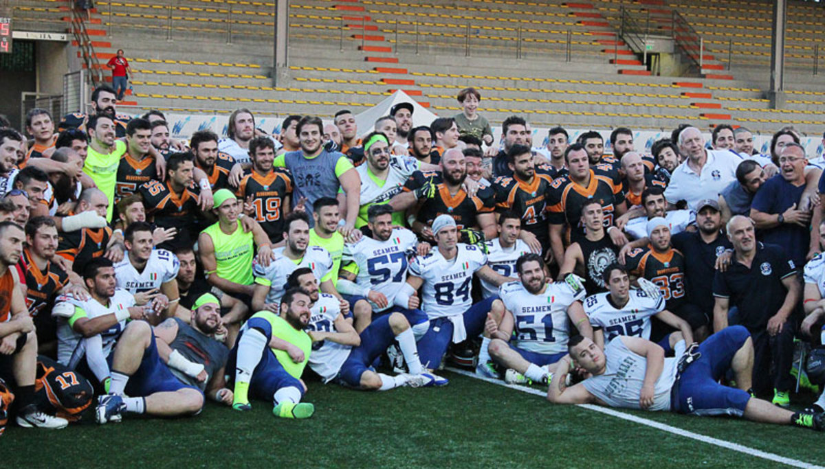 After the game, the Rhinos and Seamen joined together for a group picture. (Mara Telandro/Milan Rhinos)