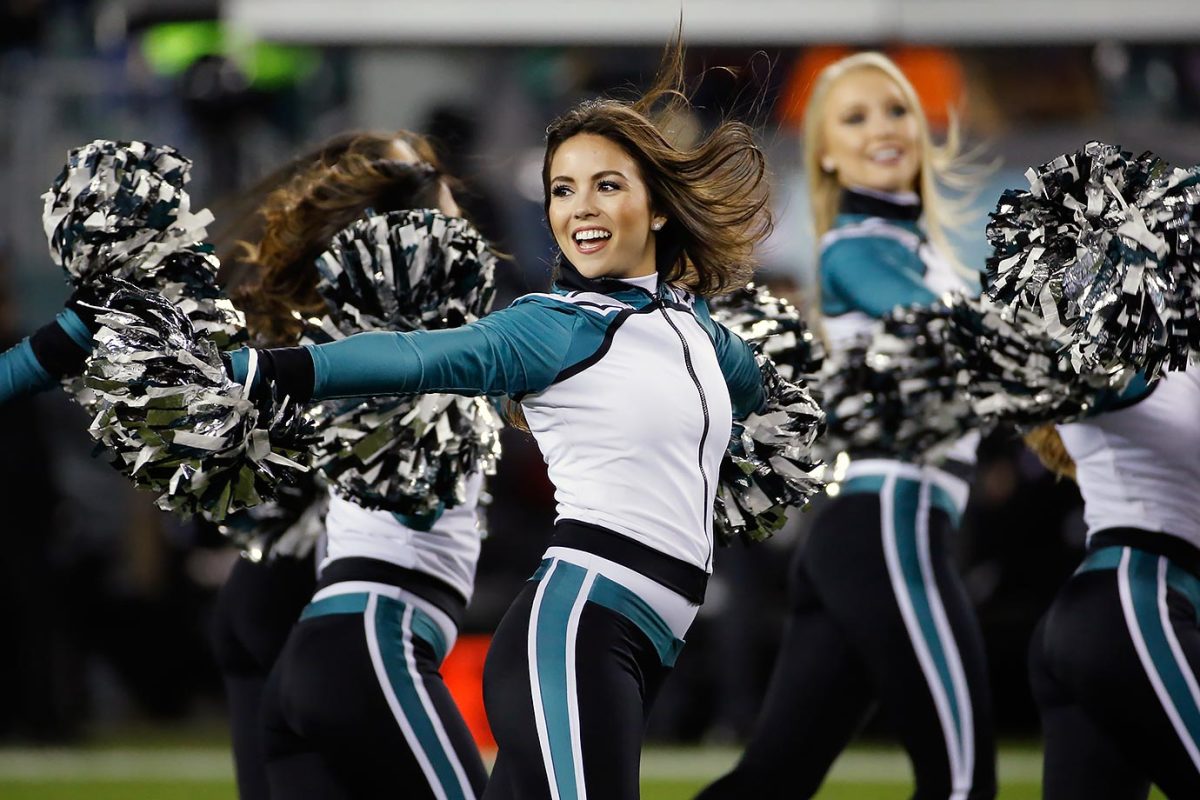 Philadelphia-Eagles-cheerleaders-AP_586058609749.jpg