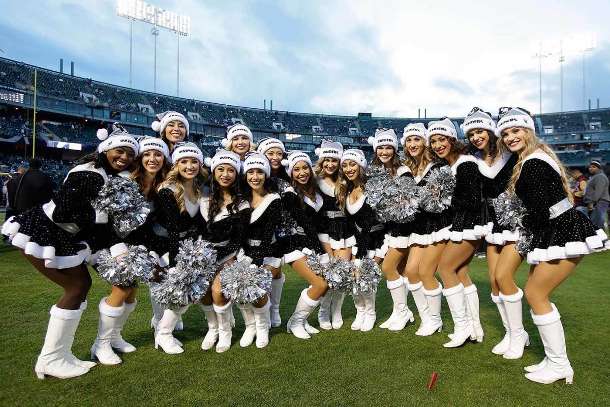Oakland-Raiders-Raiderettes-cheerleaders-AP_436690710513.jpg