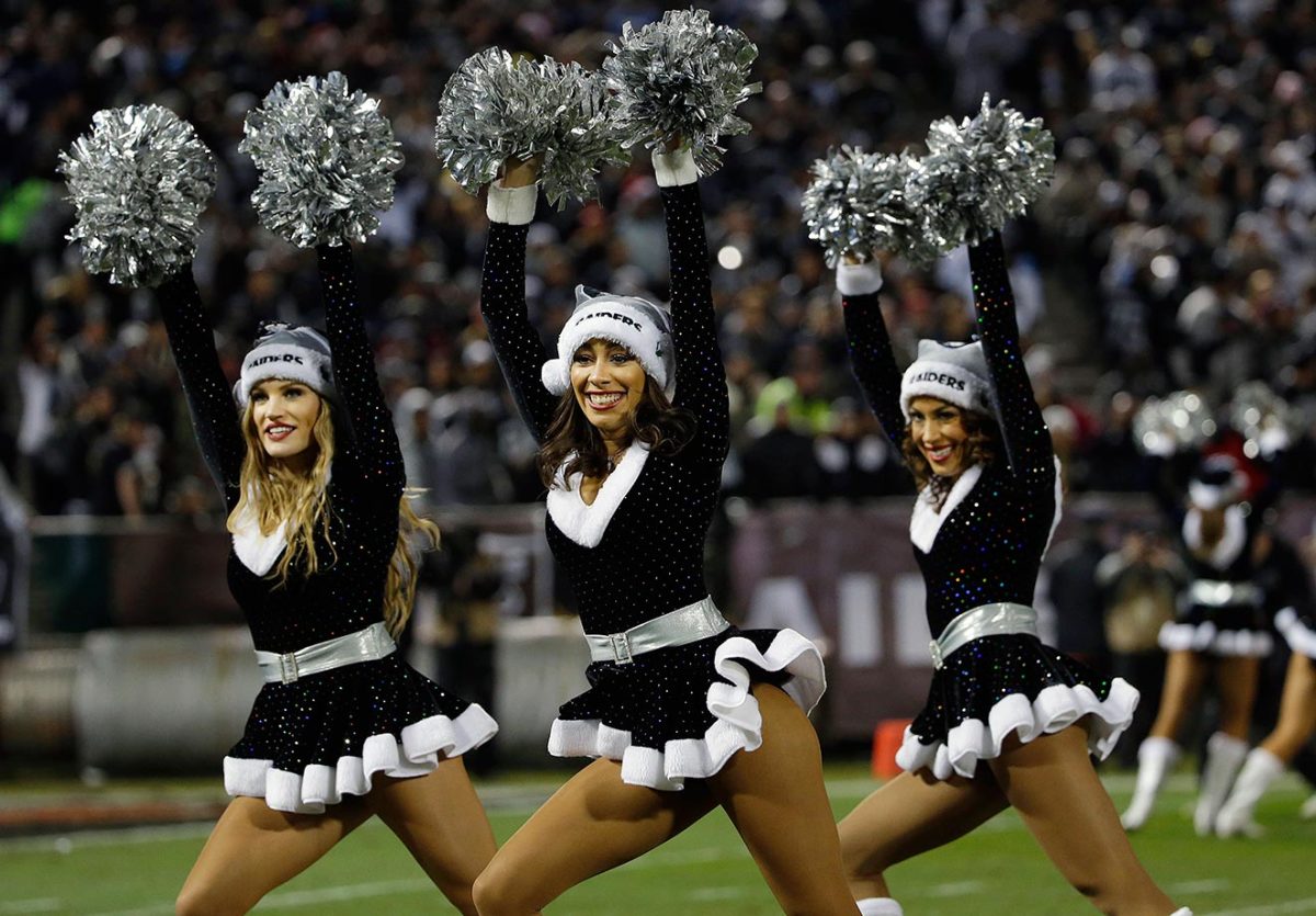 Oakland-Raiders-Raiderettes-cheerleaders-AP_243088975960.jpg