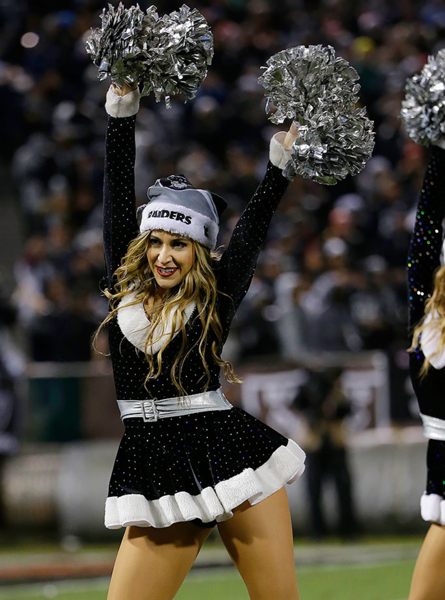 Oakland-Raiders-Raiderettes-cheerleaders-AP_169089647996.jpg