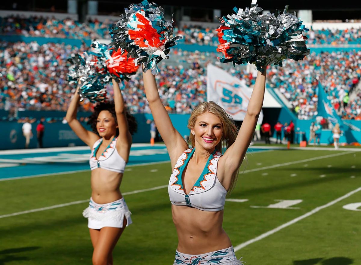 Miami-Dolphins-cheerleaders-AP_363555294142.jpg