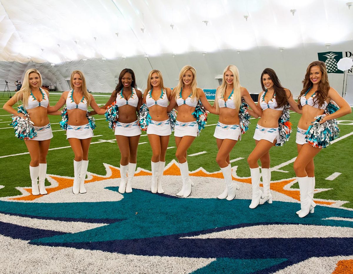DDG1504252310_Dolphins_Cheerleaders_Au.jpg