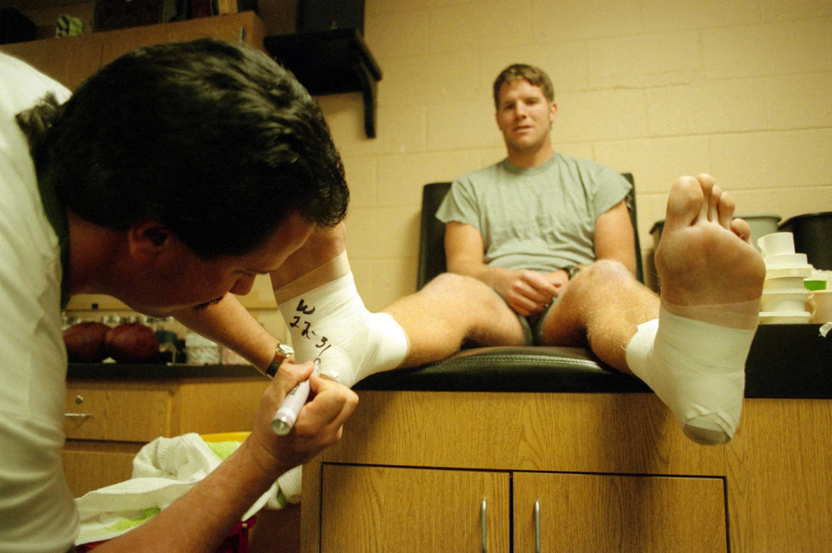 1995-1018-Brett-Favre-trainer-Kurt-Fielding-079012133.jpg