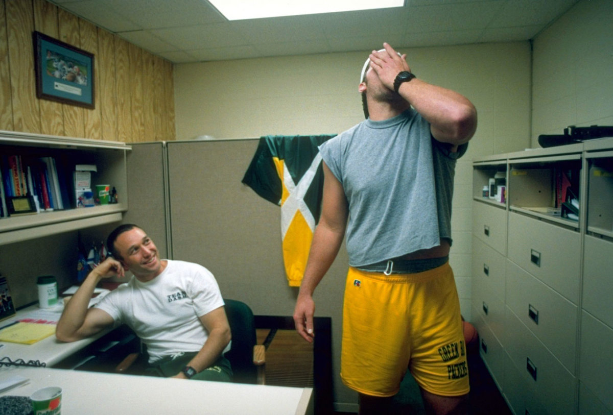 1995-1018-Brett-Favre-trainer-Kent-Johnston-05232853.jpg